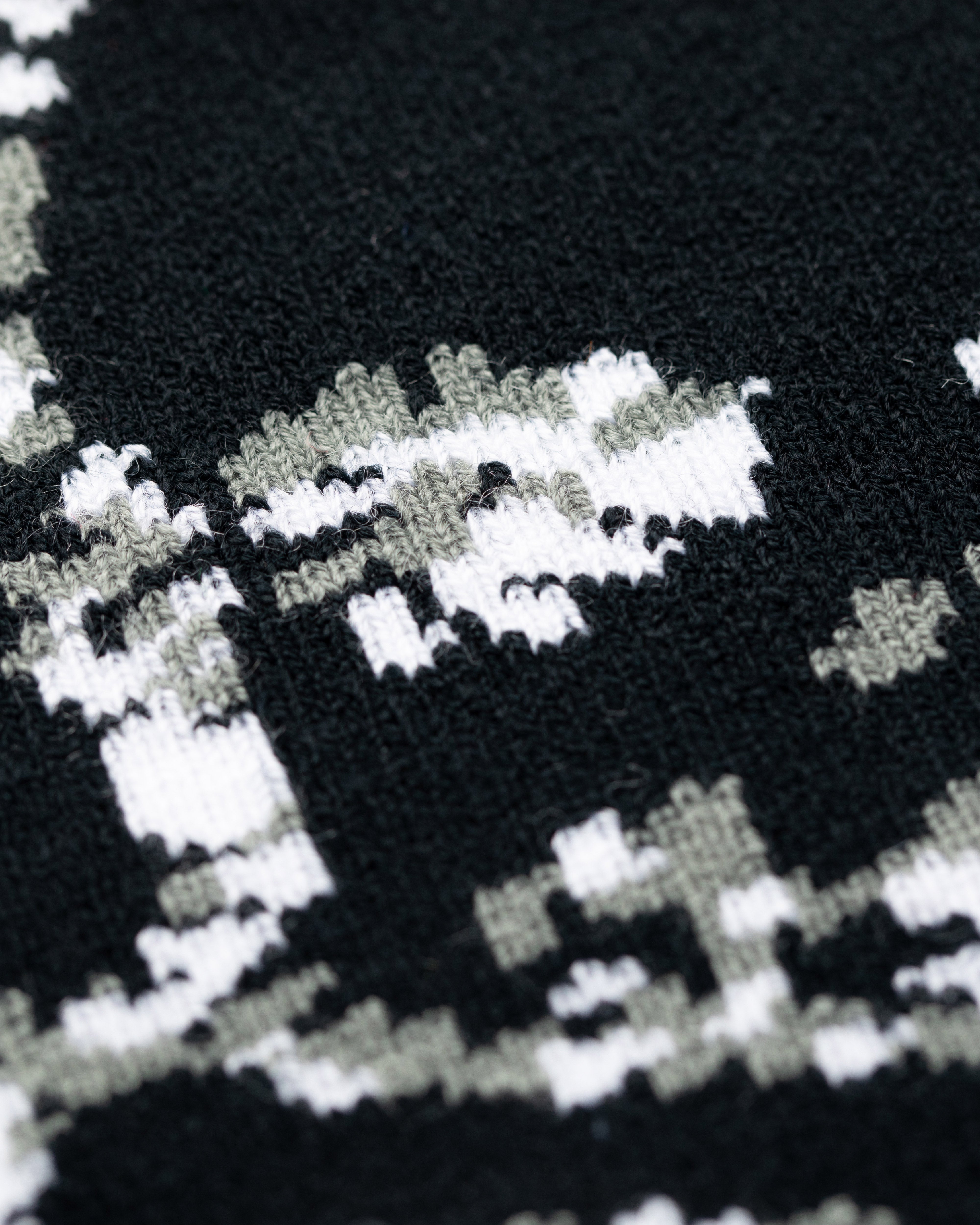 lakai-beanie-skull-crossbones image 3