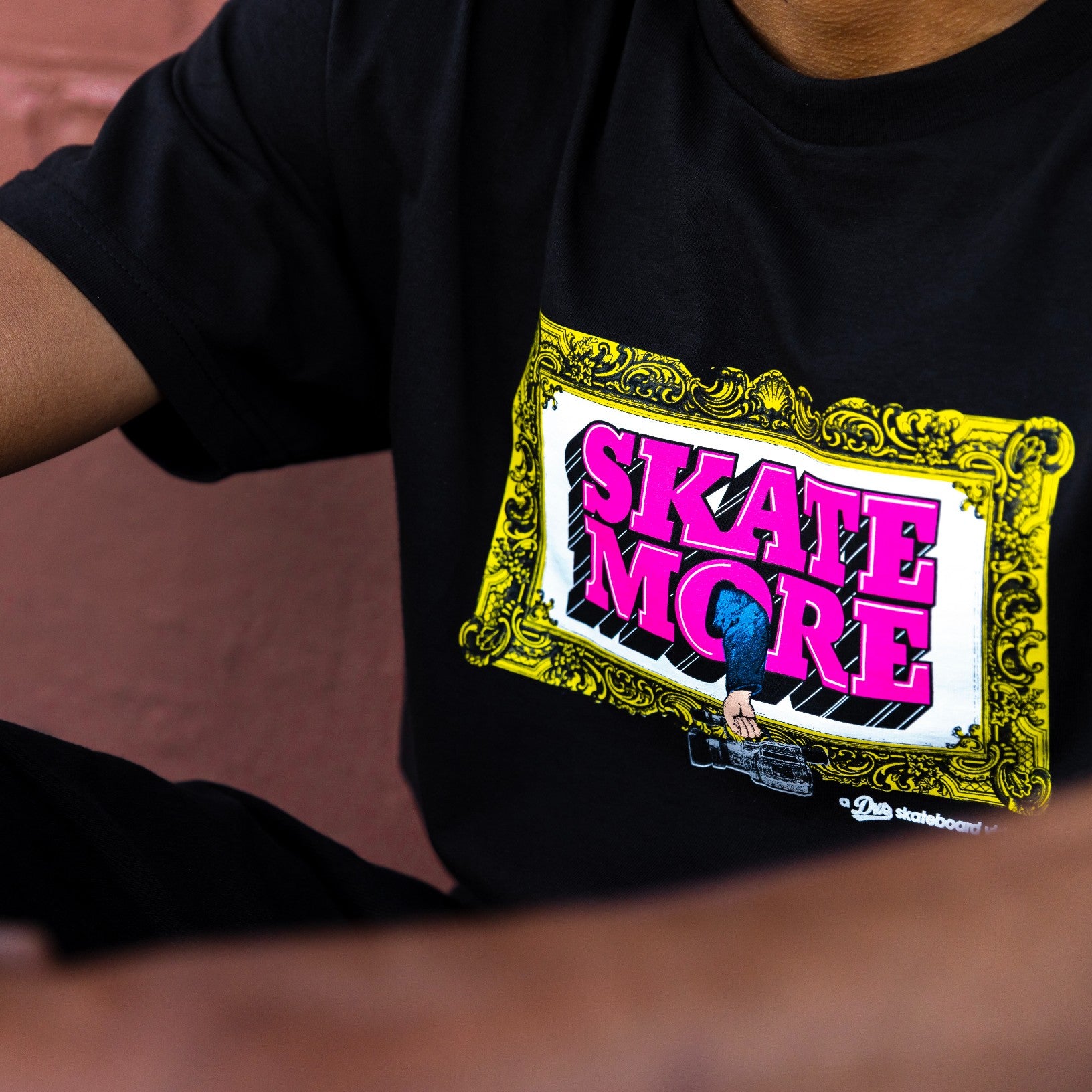 dvs-skate-more-icon-tee-herren-t-shirt image 2