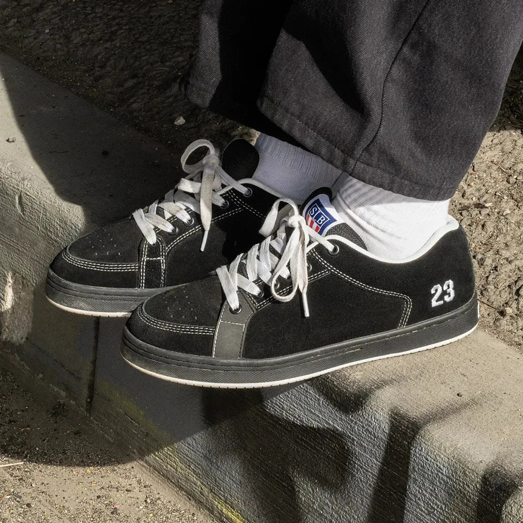 etnies-sal-23-skate-schuh-black-white-suede-lowtop image 2